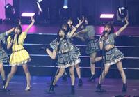 卒業コンサートで「ヘビーローテーション」を披露する向井地美音（中央）＝撮影・堀内翔