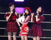 卒業コンサートを開催した向井地美音。柏木由紀（左）、横山由依（右）＝撮影・堀内翔