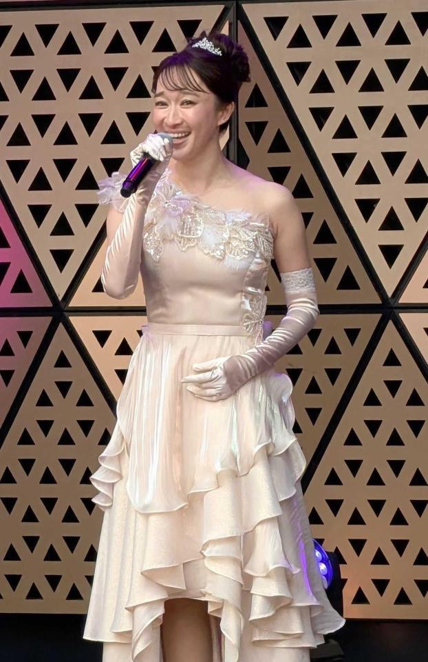 屋外ステージで熱唱する有沙瞳