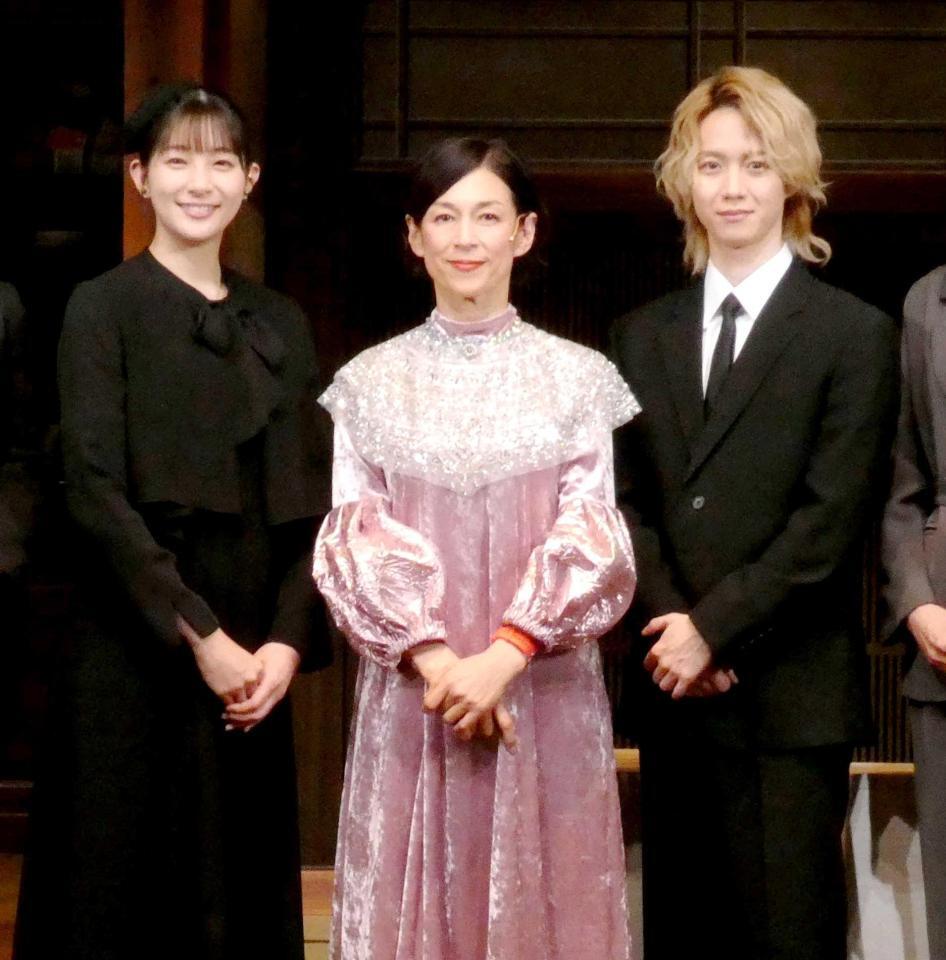 　（左から）足立梨花、鈴木保奈美、小越勇輝