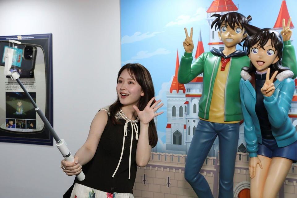 自撮りする畑芽郁（Ｃ）２０２６　青山剛昌／名探偵コナン製作委員会