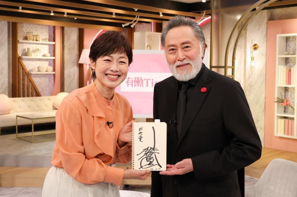 有働由美子アナ（左）と対談した北大路欣也