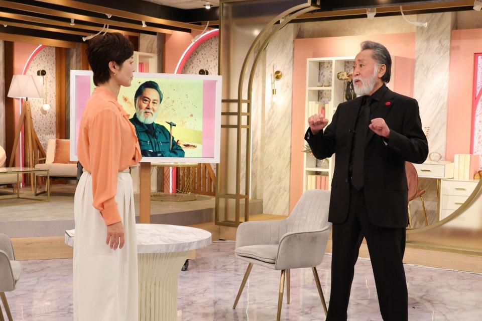 有働由美子アナ（左）と対談する北大路欣也