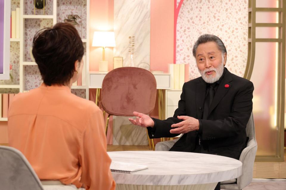 有働由美子アナ（手前）と対談する北大路欣也