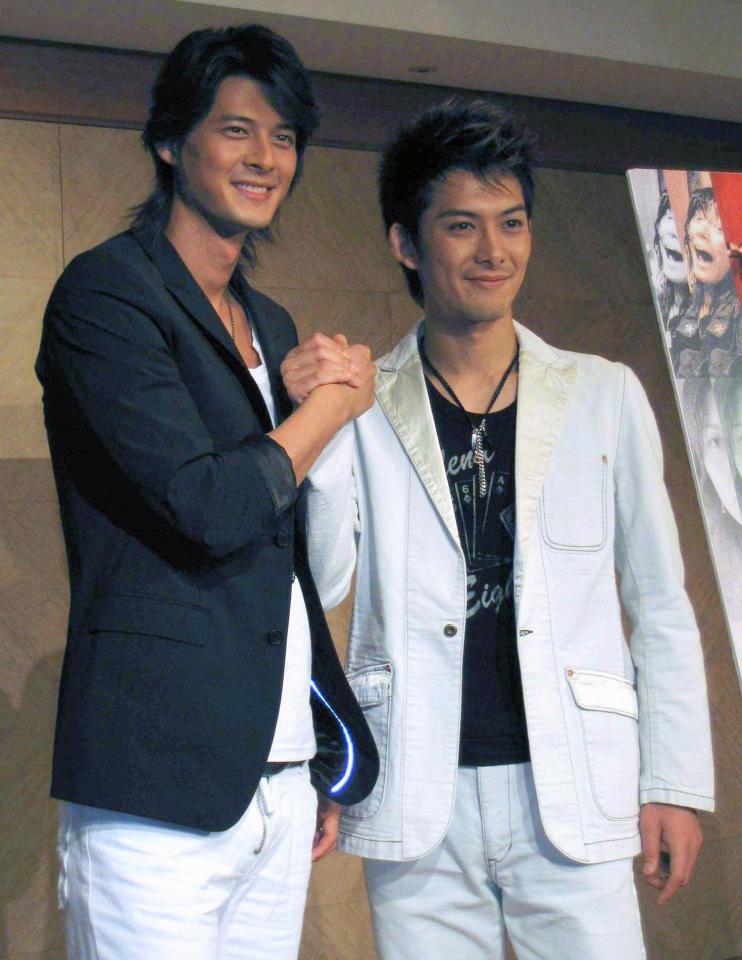 柏原崇（右）＝２００６年６月