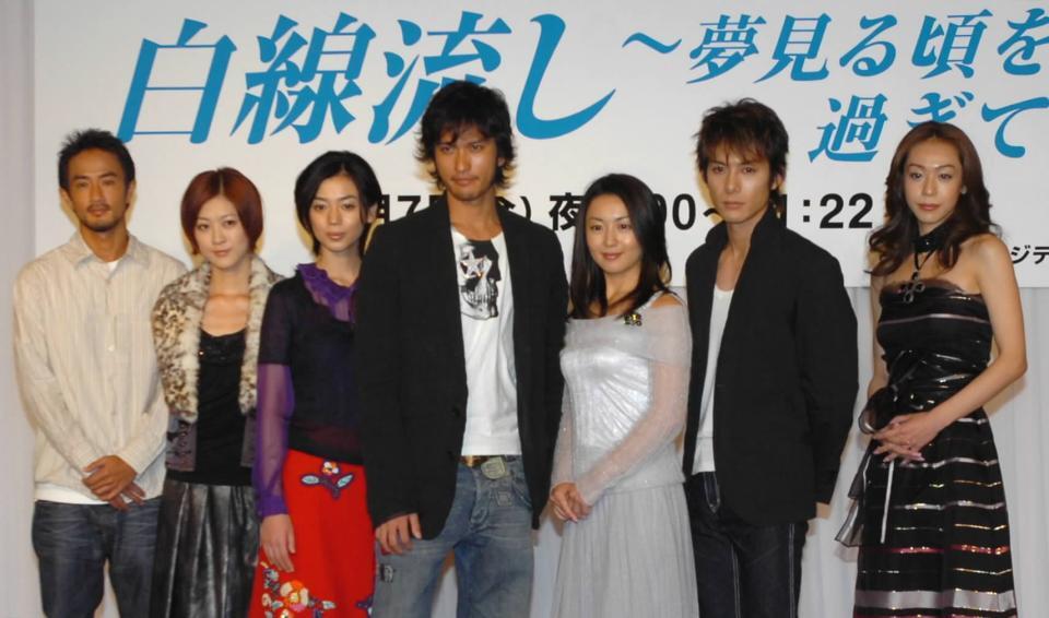 『白線流し』の制作発表で感慨深げな（左から）中村竜、馬渕英里何、京野ことみ、長瀬智也、酒井美紀、柏原崇、遊井亮＝２００５年９月