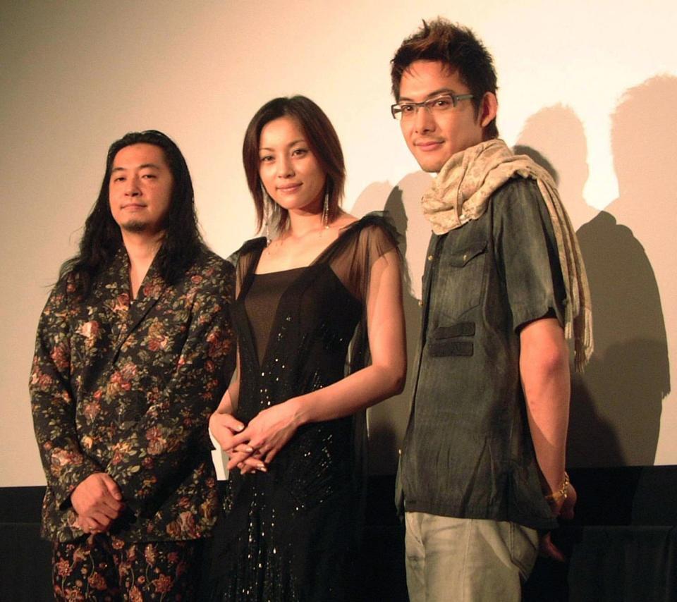 「ブラック・ナイト」の初日舞台あいさつに登場した（左から）秋山貴彦監督、瀬戸朝香、柏原崇＝２００６年６月
