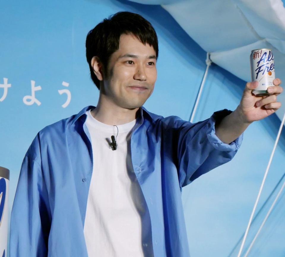 商品を手に笑顔の松山ケンイチ＝２日、都内