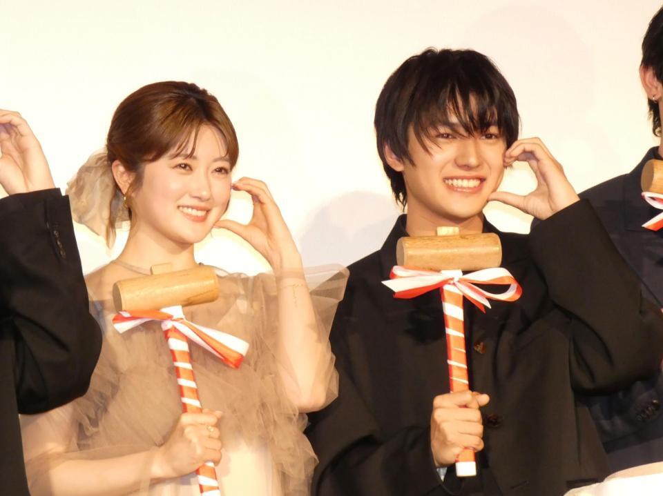 イベントに出席した樋口日奈（左）、荒木飛羽