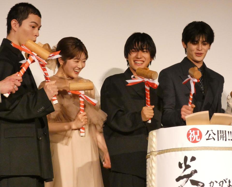 イベントに出席した荒木飛羽（左から３人目）