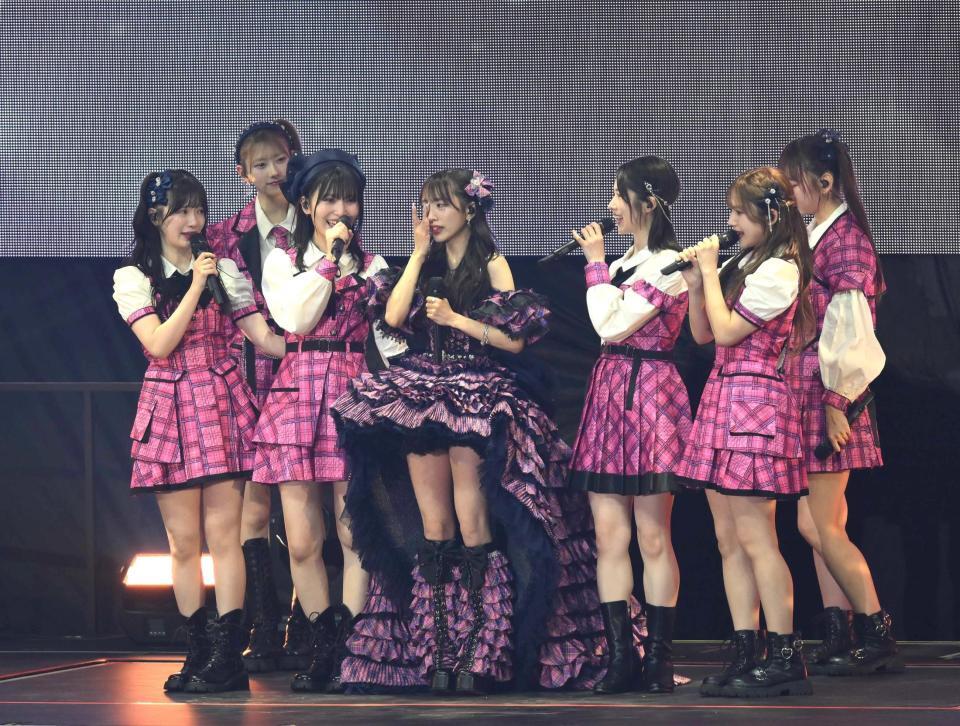 アンコールで涙を拭く向井地美音（中央）＝撮影・堀内翔