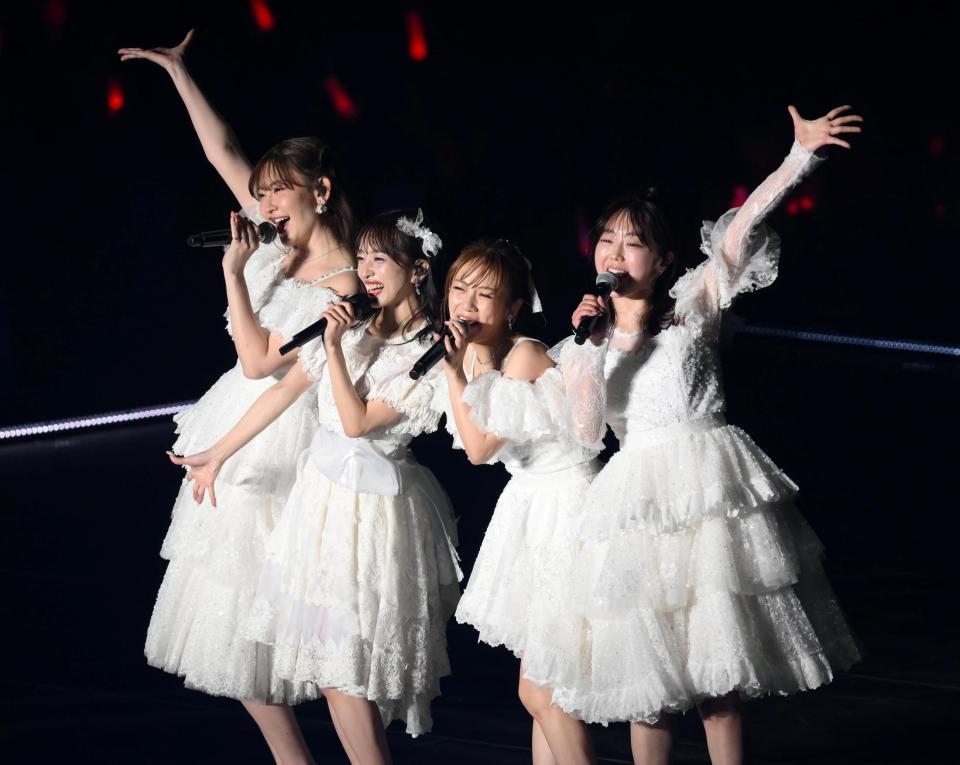 左から小嶋陽菜、向井地美音、高橋みなみ、峯岸みなみ（撮影・堀内翔）