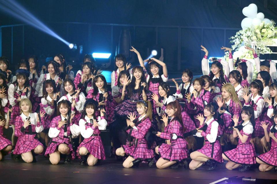 卒業コンサートを開催した向井地美音（中央）＝撮影・堀内翔