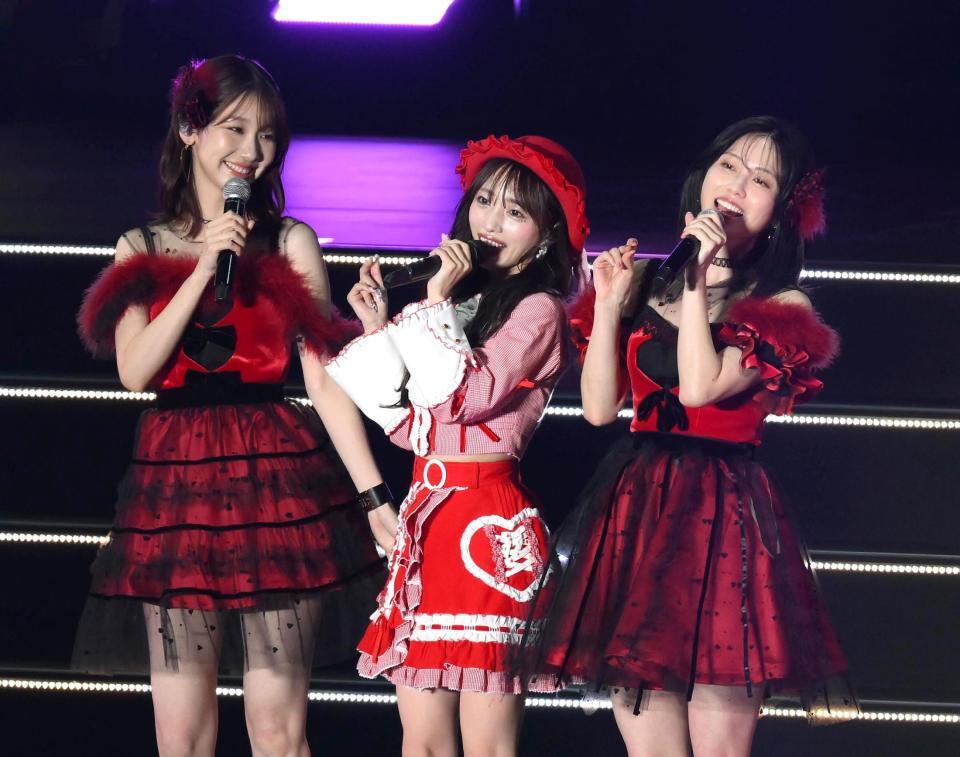 卒業コンサートを開催した向井地美音。柏木由紀（左）、横山由依（右）＝撮影・堀内翔