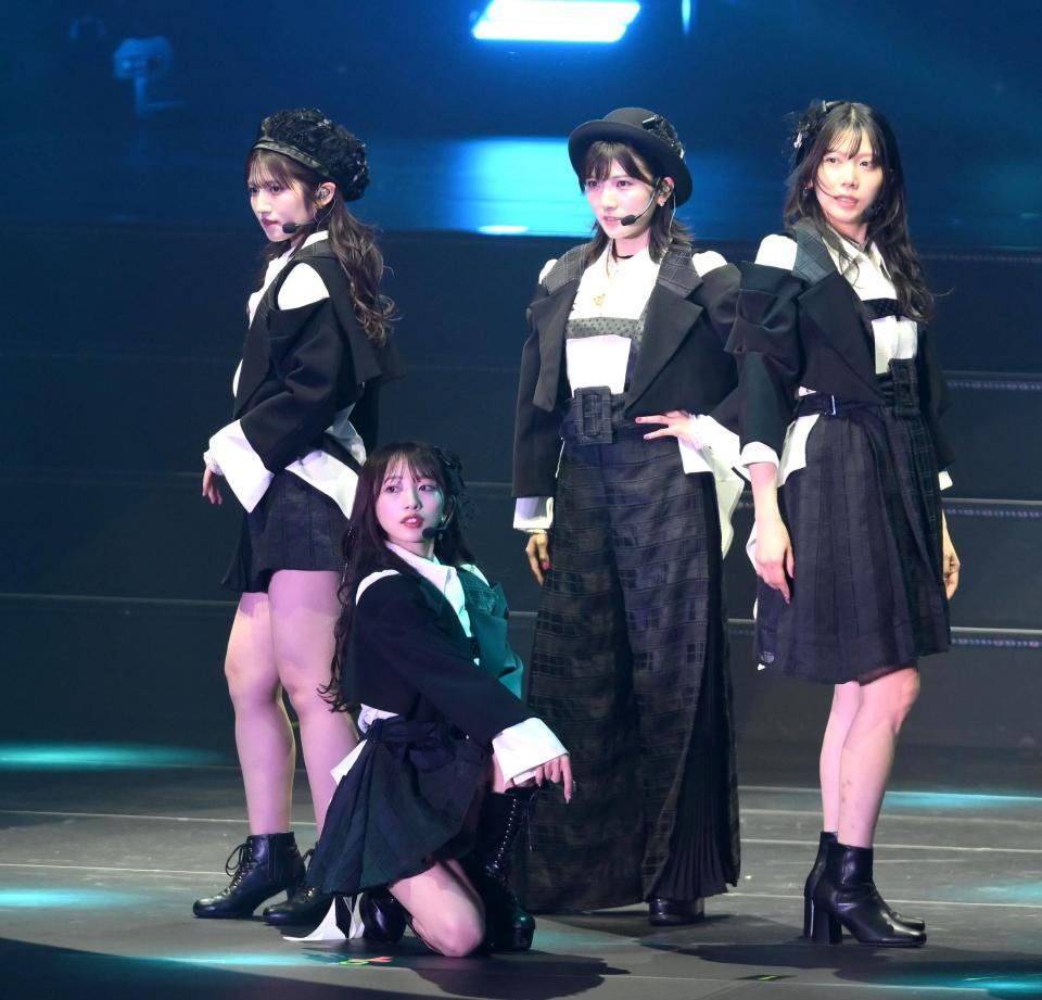 向井地美音（前列）の卒業コンサートに登場した（左から）村山彩希、岡田奈々、茂木忍（撮影・堀内翔）