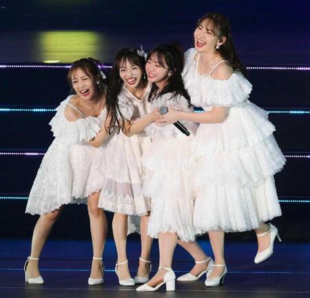 　（右から）小嶋陽菜、峯岸みなみ（１人おいて）高橋みなみに抱きつかれ笑顔の向井地美音（撮影・堀内翔）