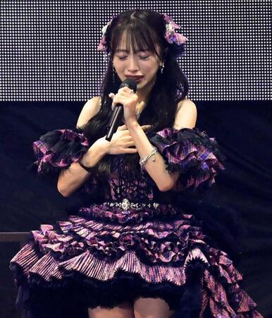 　アンコールで涙を流す向井地美音（中央）＝撮影・堀内翔