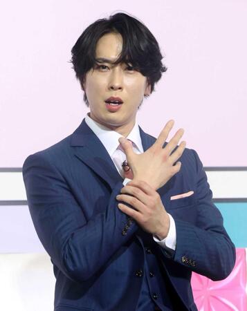 　カメラに向かいポーズを決める宮舘涼太（撮影・石井剣太郎）