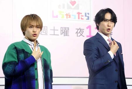 　そろってポーズをとる松倉海斗（左）と宮舘涼太（撮影・石井剣太郎）