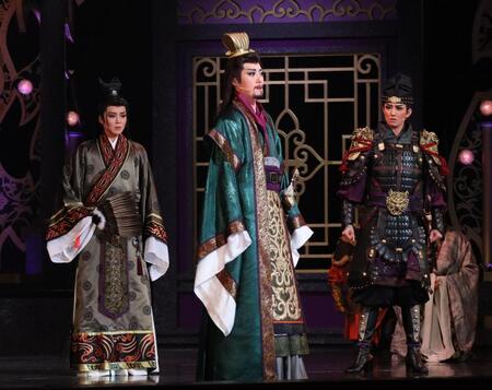 「ＲＹＯＦＵ」で熱演する（左から）彩海せら、風間柚乃、礼華はる