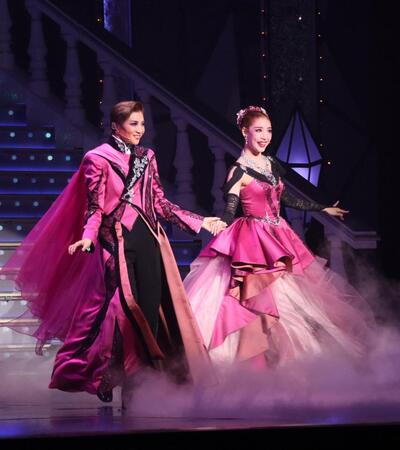 「水晶宮殿」でデュエットダンスを踊る鳳月杏（左）と天紫珠李