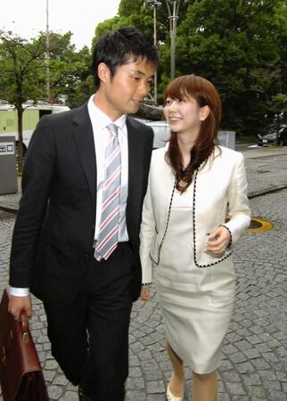 衆議院議員１年目の０６年５月、（妻の）文さん（右）と婚姻届の提出に向かう杉村太蔵議員