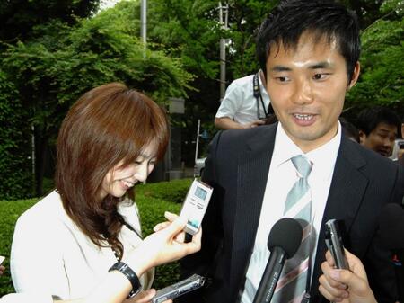 衆議院議員１年目の０６年５月、（妻の）文さん（左）と婚姻届の提出に向かう杉村太蔵議員