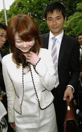 衆議院議員１年目の０６年５月、区役所に婚姻届を提出した杉村太蔵議員（右）と文夫人