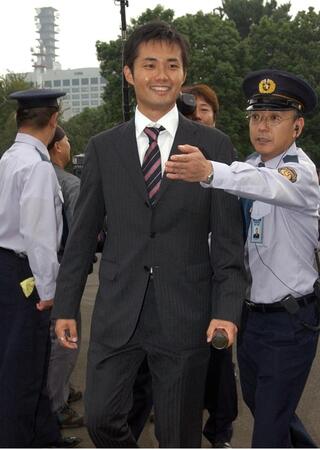 ０５年９月、初当選し、特別国会召集に訪れた杉村太蔵議員＝国会議事堂