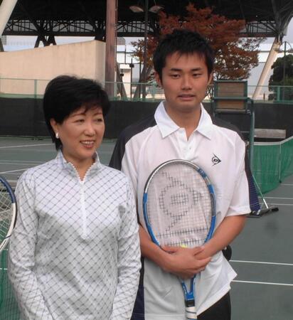０５年１１月、小池百合子議員（左）とダブルスでテニスをした杉村太蔵議員