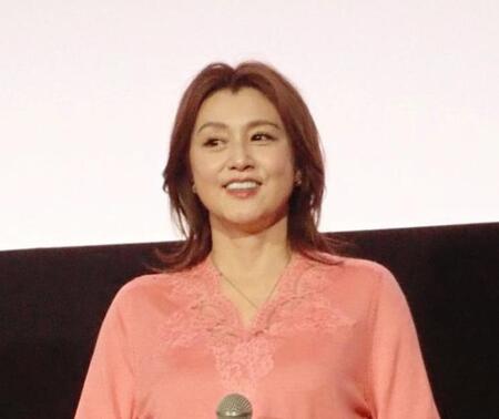 「お終活３　幸春！人生メモリーズ」の舞台あいさつに春らしい装いで登場した藤原紀香