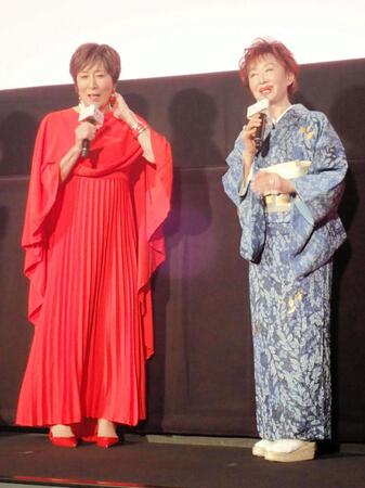 「お終活３　幸春！人生メモリーズ」の舞台あいさつを行った高畑淳子（左）と三田佳子