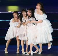 　（右から）小嶋陽菜、峯岸みなみ（１人おいて）高橋みなみに抱きつかれ笑顔の向井地美音（撮影・堀内翔）