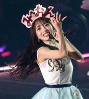 　「み～おん」の髪飾りを付け、笑顔を見せる向井地美音（撮影・堀内翔）