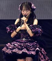 　アンコールで涙を流す向井地美音（中央）＝撮影・堀内翔