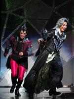 「水晶宮殿」の鳳月杏（右）と風間柚乃