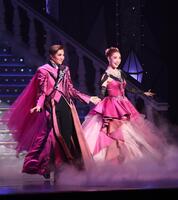 「水晶宮殿」でデュエットダンスを踊る鳳月杏（左）と天紫珠李