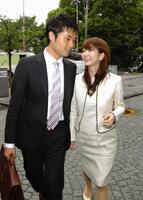 衆議院議員１年目の０６年５月、（妻の）文さん（右）と婚姻届の提出に向かう杉村太蔵議員