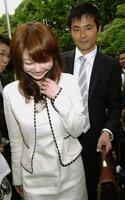 衆議院議員１年目の０６年５月、区役所に婚姻届を提出した杉村太蔵議員（右）と文夫人