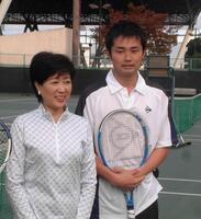 ０５年１１月、小池百合子議員（左）とダブルスでテニスをした杉村太蔵議員