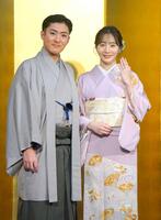 結婚会見を行った中村橋之助（左）と能條愛未＝２０２５年１１月
