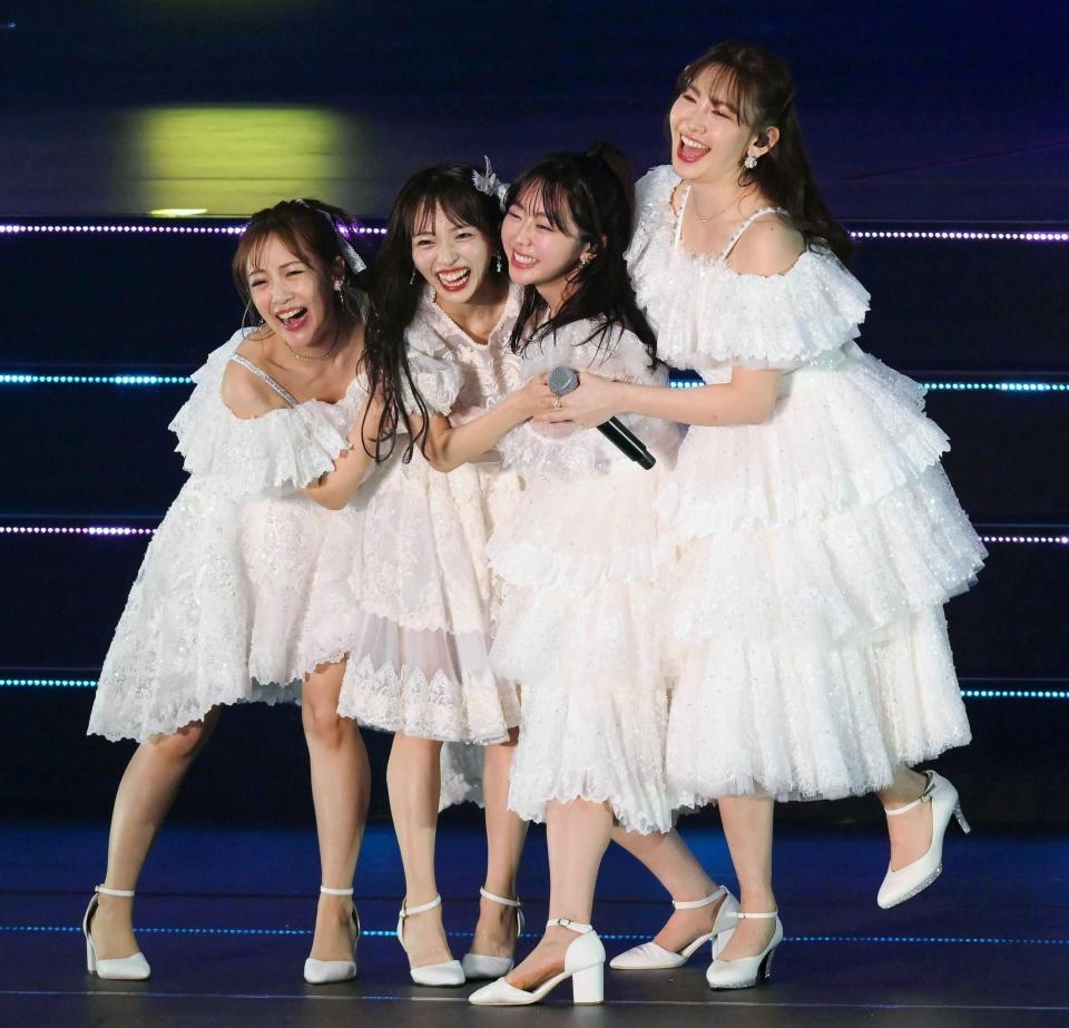 　（右から）小嶋陽菜、峯岸みなみ（１人おいて）高橋みなみに抱きつかれ笑顔の向井地美音（撮影・堀内翔）