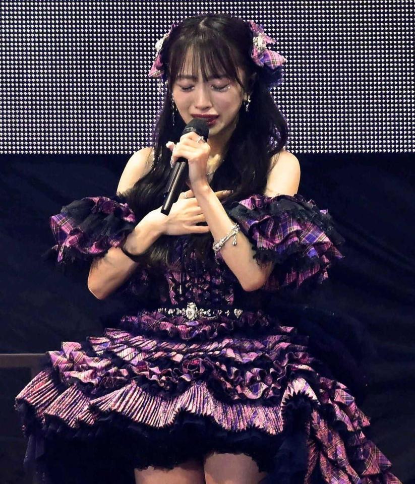 　アンコールで涙を流す向井地美音（中央）＝撮影・堀内翔
