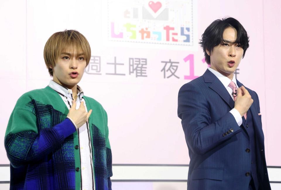 　そろってポーズをとる松倉海斗（左）と宮舘涼太（撮影・石井剣太郎）