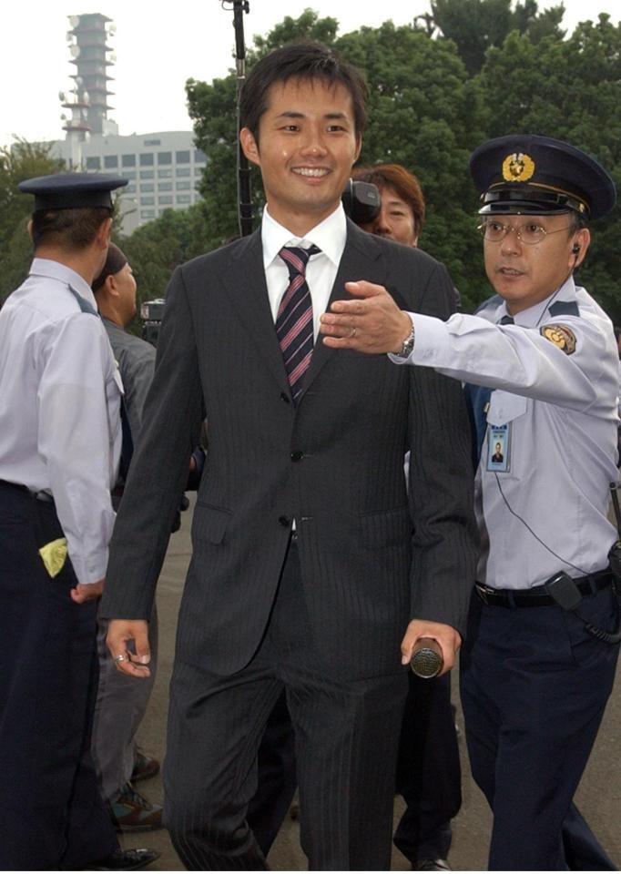 ０５年９月、初当選し、特別国会召集に訪れた杉村太蔵議員＝国会議事堂