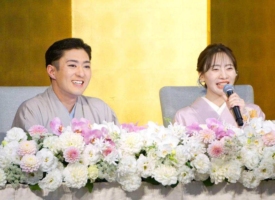 結婚会見を行った中村橋之助（左）と能條愛未＝２０２５年１１月