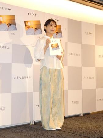 「奈緒フォトエッセイ『いつか』」（宝島社）の発売記念イベントを行った奈緒