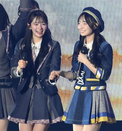 昇格記念ライブが決まり喜ぶ伊藤百花（左）と白鳥沙怜（撮影・堀内翔）