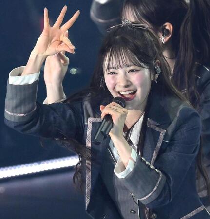 アンコールで声援に応える伊藤百花（撮影・堀内翔）