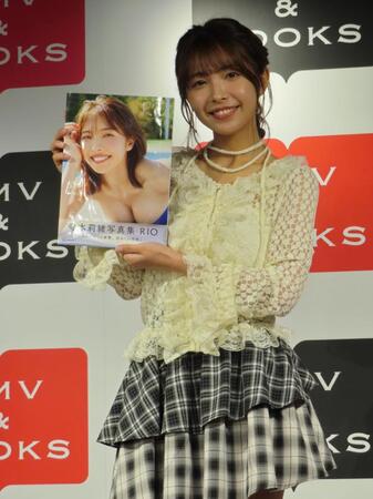 写真集発売イベントに出席し寺本莉緒